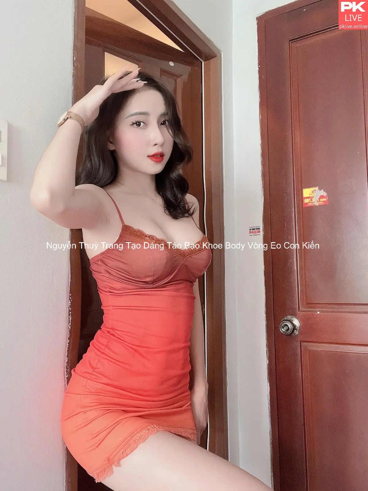 Nguyễn Thuỳ Trang Tạo Dáng Táo Bạo Khoe Body Vòng Eo Con Kiến 4